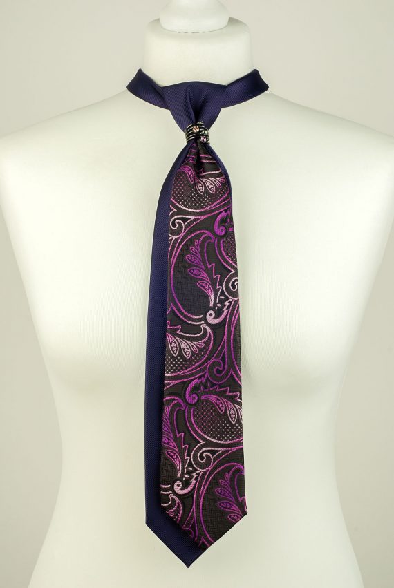 Cravate de couleur pourpre riche