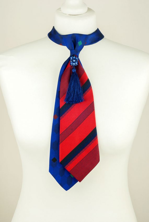 Cravate rouge, cravate bleue, cravate à pampilles