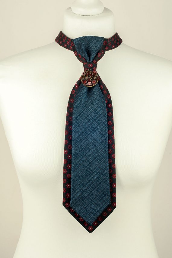 Cravate noire, cravate bleu marine, cravate à fleurs