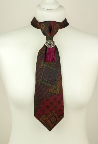 Cravate bordeaux, cravate à pampilles
