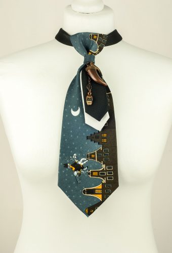 Cravate grise, Cravate de caractère