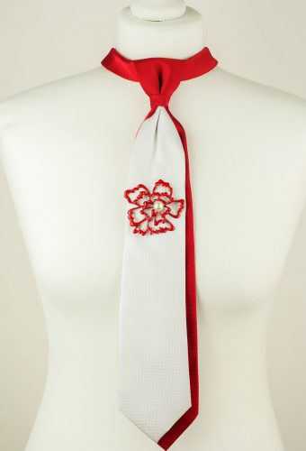 Cravate blanche, cravate rouge, cravate à fleurs
